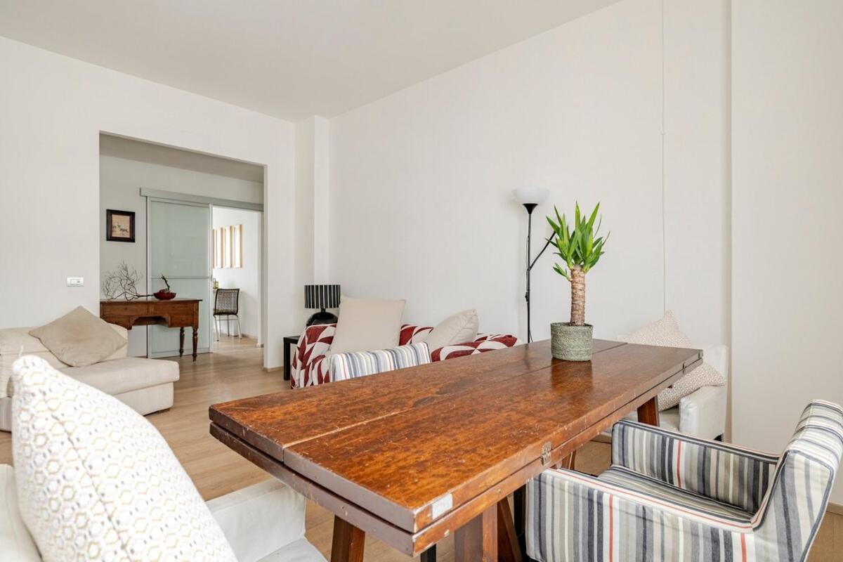 With A View And A Glass Of Wine! Apartment *